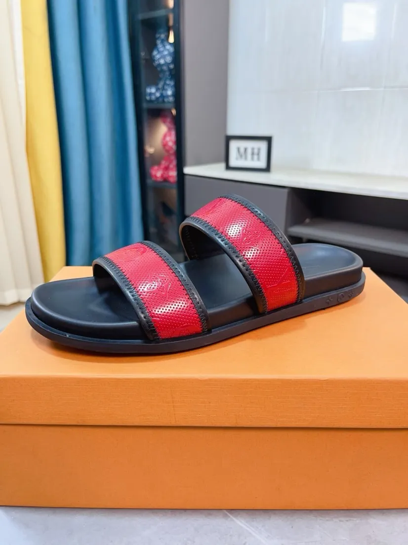 Ex-factory price 320🌹🌹 (lv-Louis Vuitton) new men's sandals, high-end boutique, exquisite embossed logo decoration on the upper, fine workmanship, super soft soles, casual, loose and comfortable, a must-have in summer! \nsize：38-44